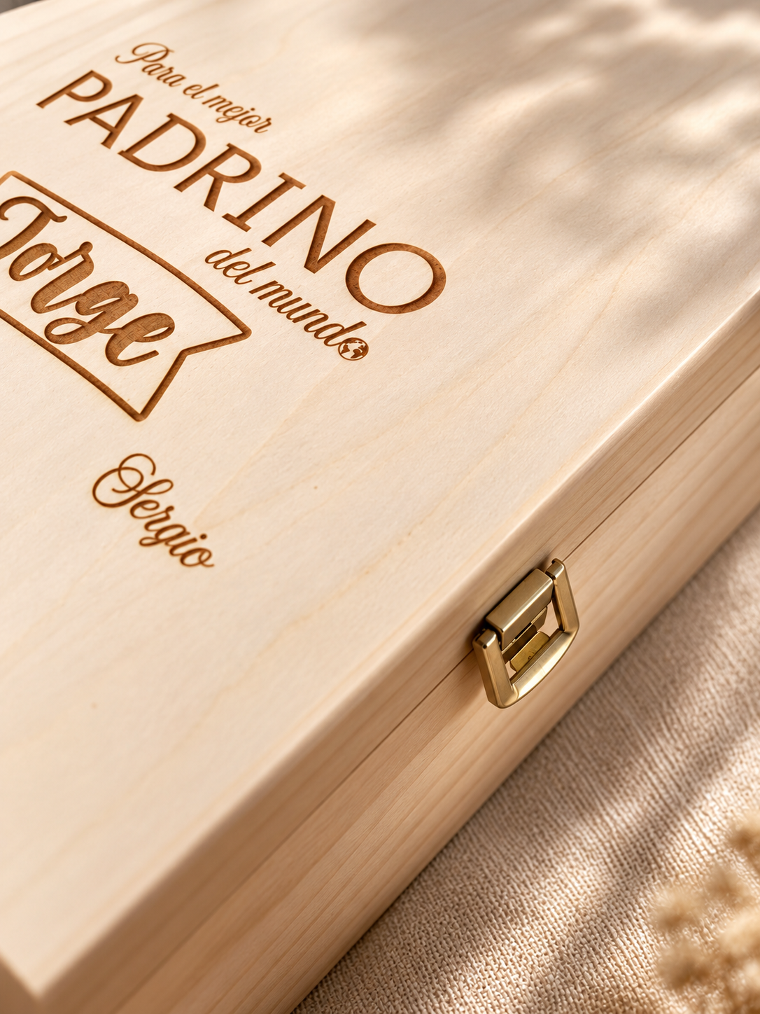 aja de Madera Personalizada con Productos Gourmet de Jaén