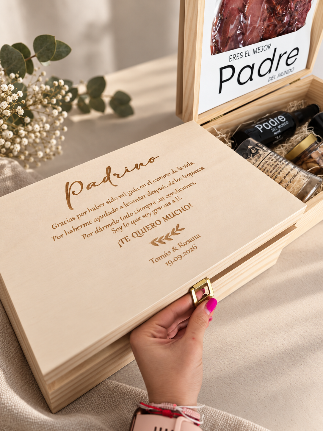 aja de Madera Personalizada con Productos Gourmet de Jaén
